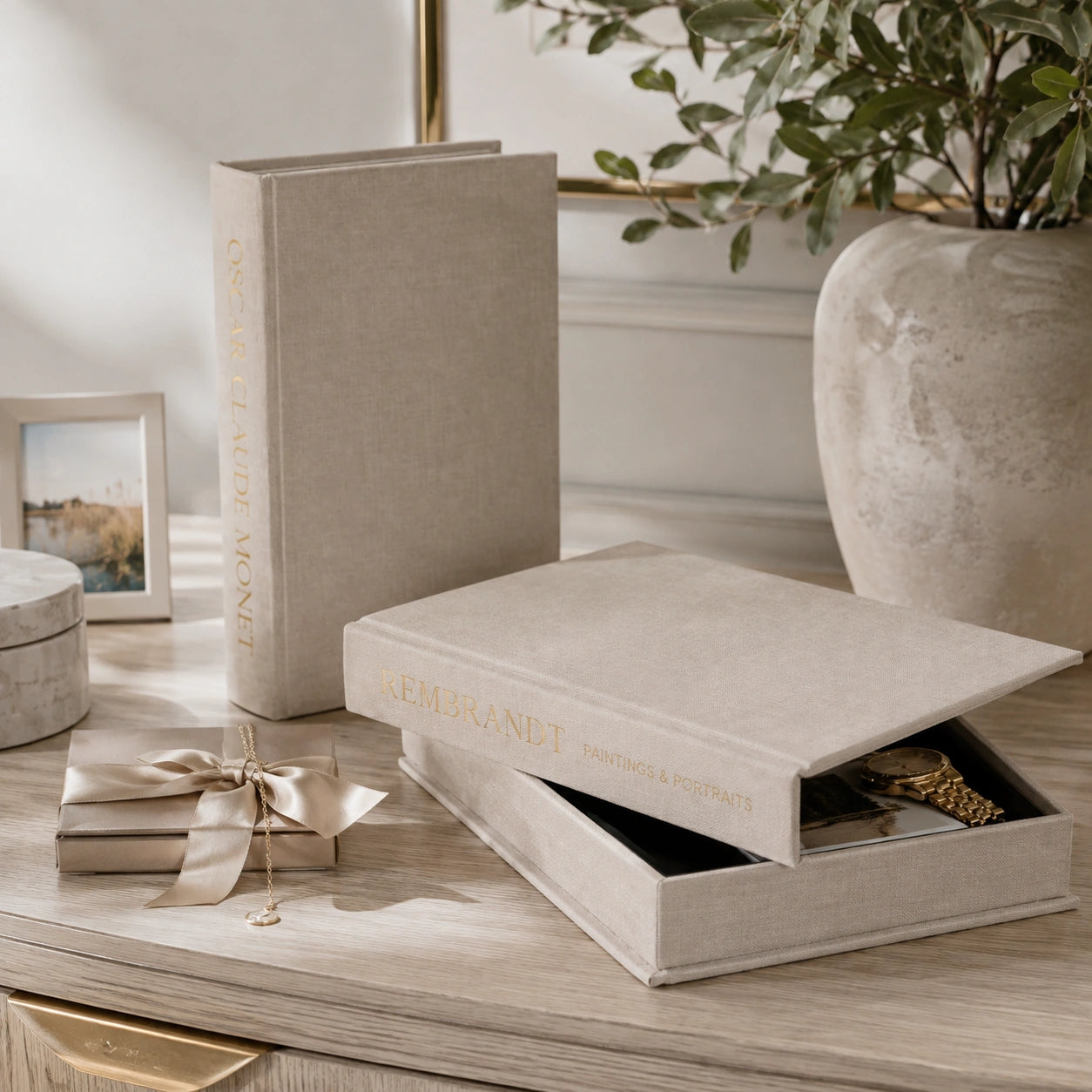 Livros decorativos com armazenamento oculto para joias, fotografias e pequenos objetos