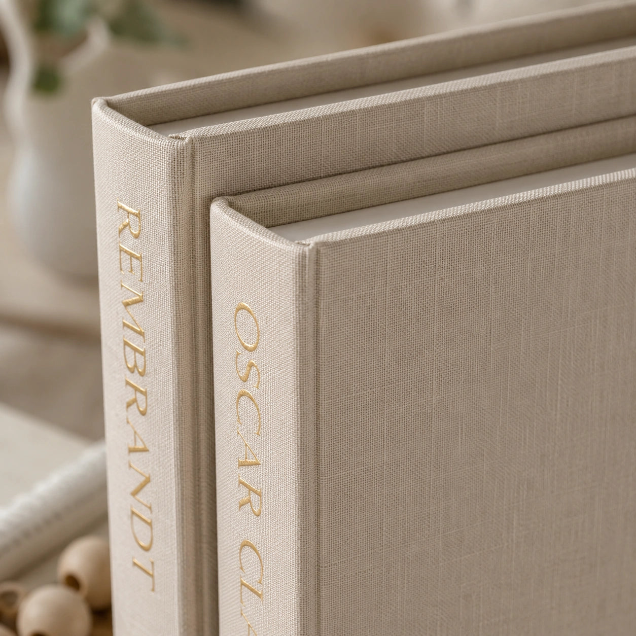 Detalhe da textura em efeito linho e das letras douradas dos livros decorativos