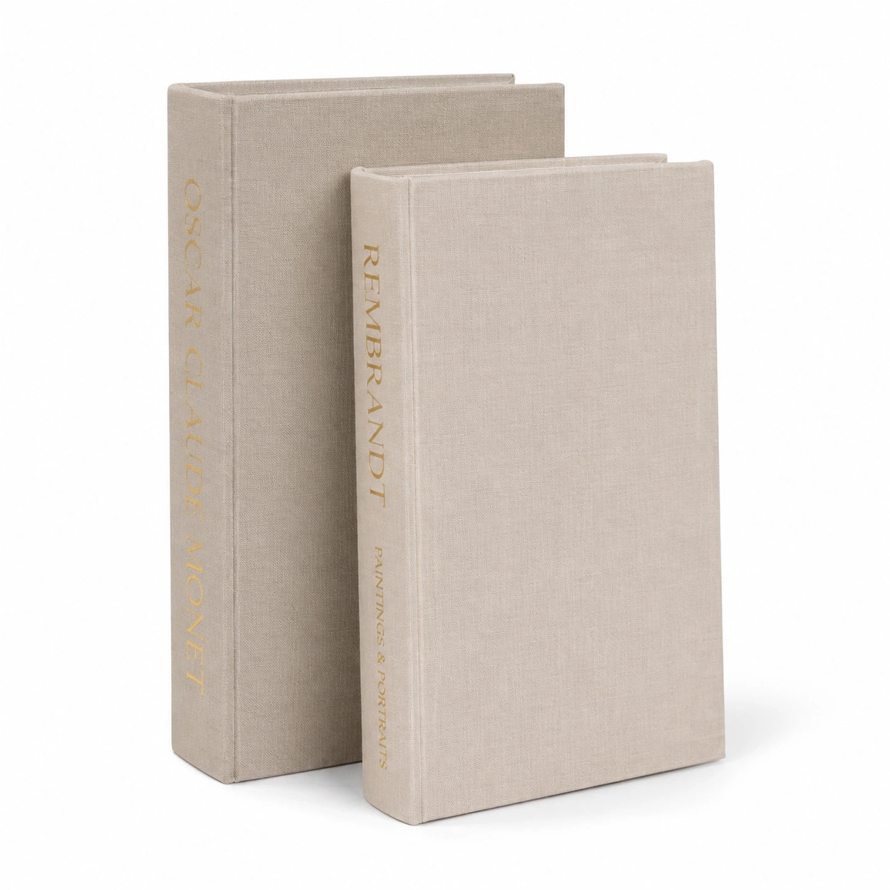 Kit com dois livros decorativos em efeito linho bege e detalhes dourados sobre fundo branco