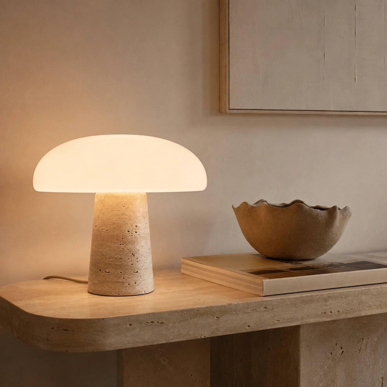 Luminária de Mesa Cala em aparador sofisticado com travertino, livros e objeto decorativo