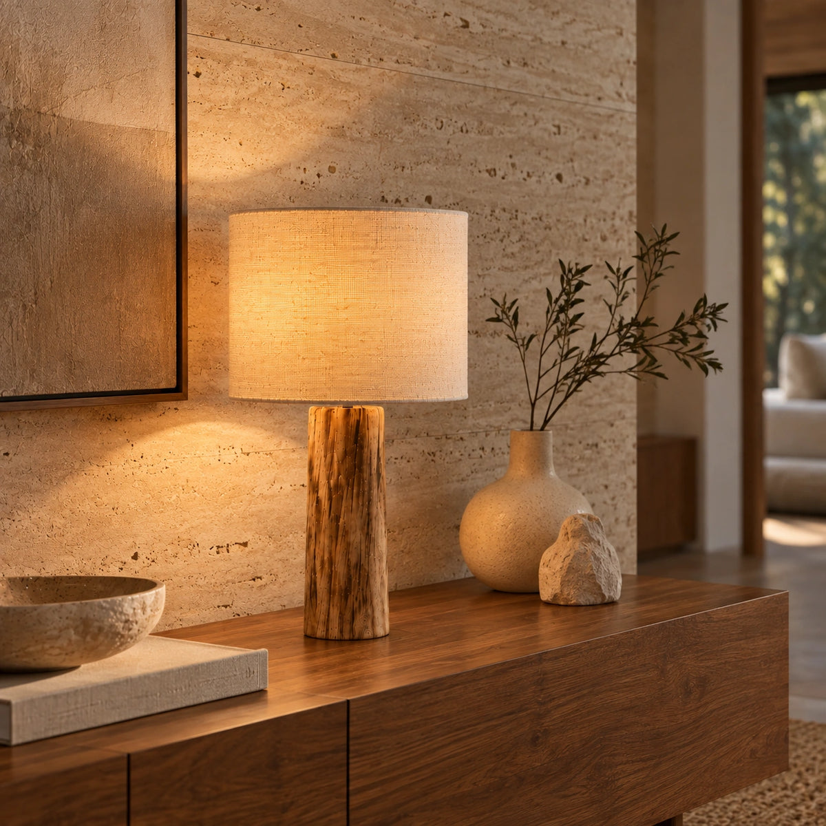 Luminária de Mesa Céleste integrada à decoração com madeira, pedra e materiais naturais
