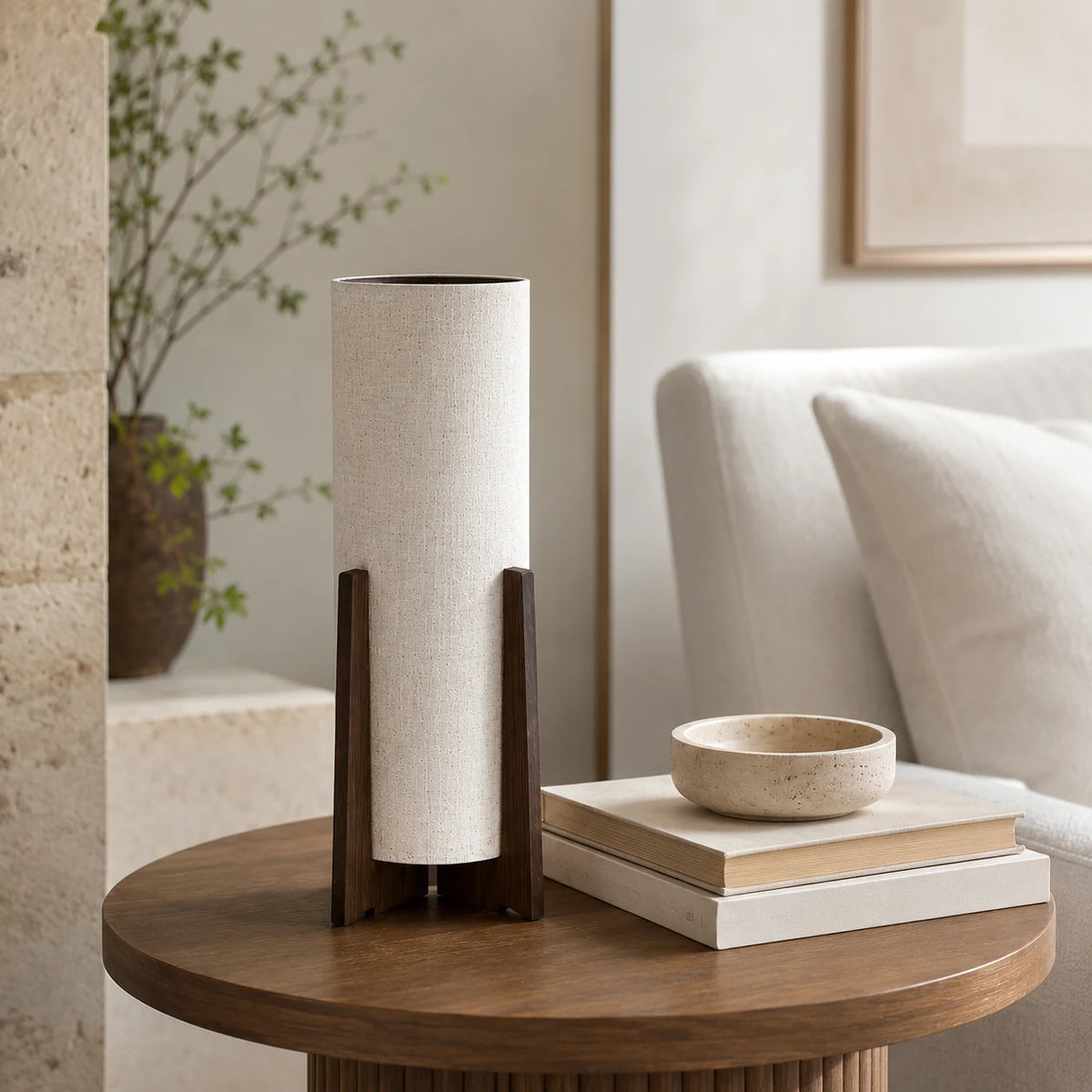 Luminária de Mesa Maelle apagada em ambiente claro com decoração contemporânea