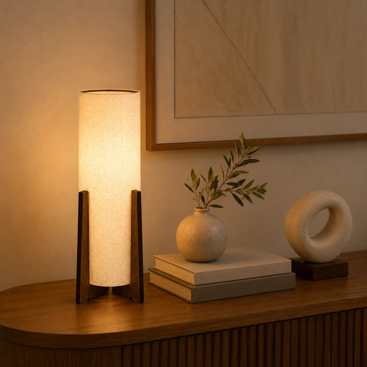 Luminária de Mesa Maelle acesa sobre aparador em composição decorativa elegante