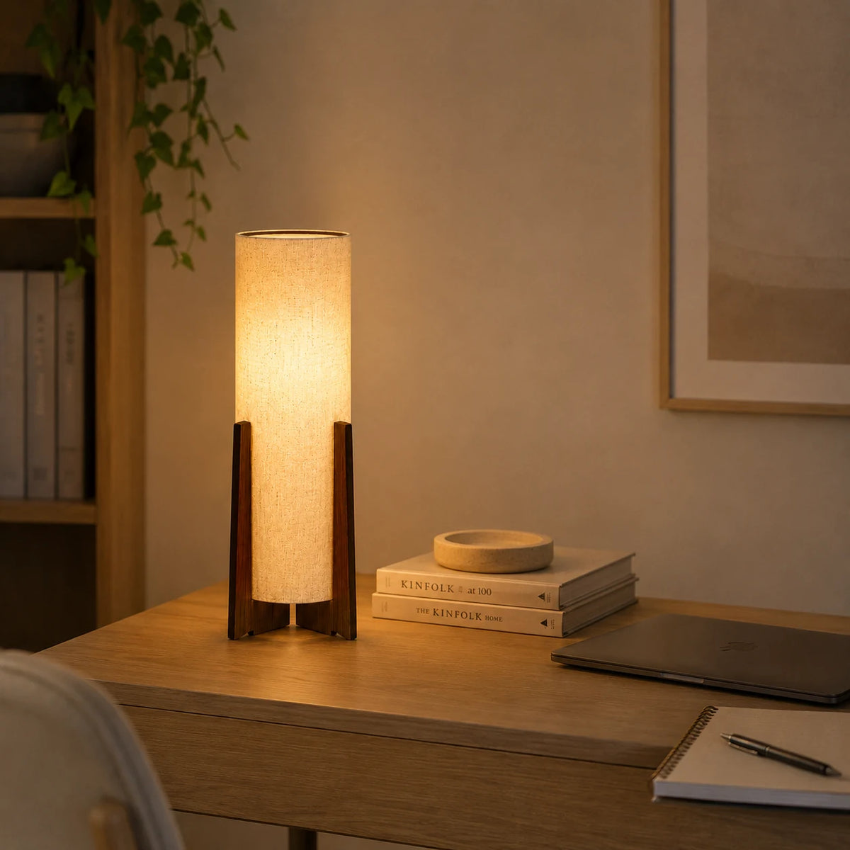 Luminária Maelle sobre mesa de home office com iluminação quente e decoração neutra
