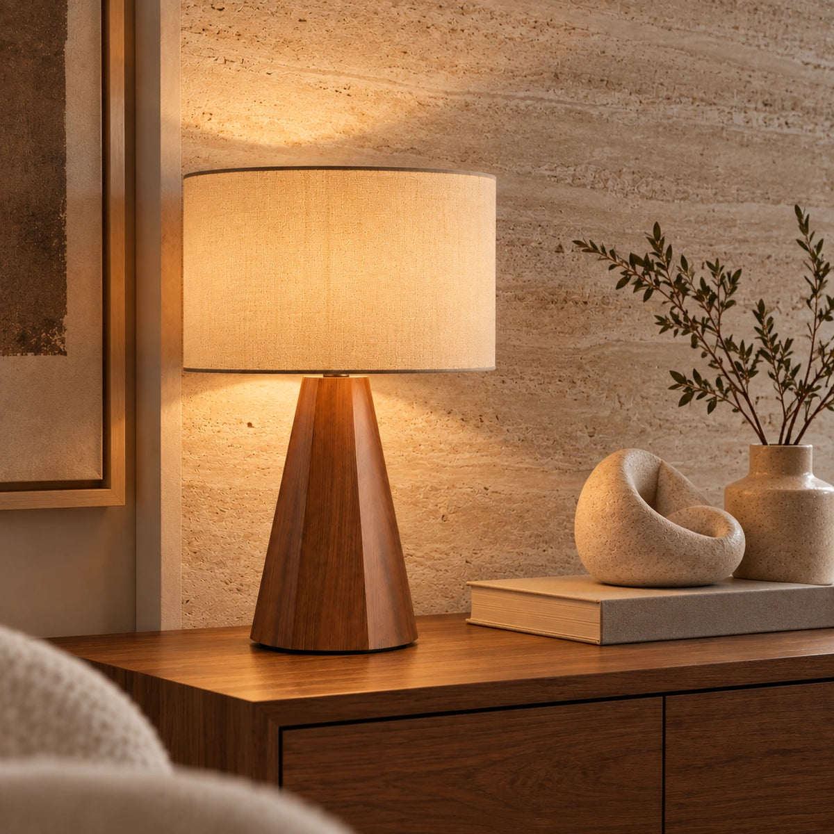 Luminária de Mesa Maëlys integrada à decoração com madeira, pedra e materiais naturais