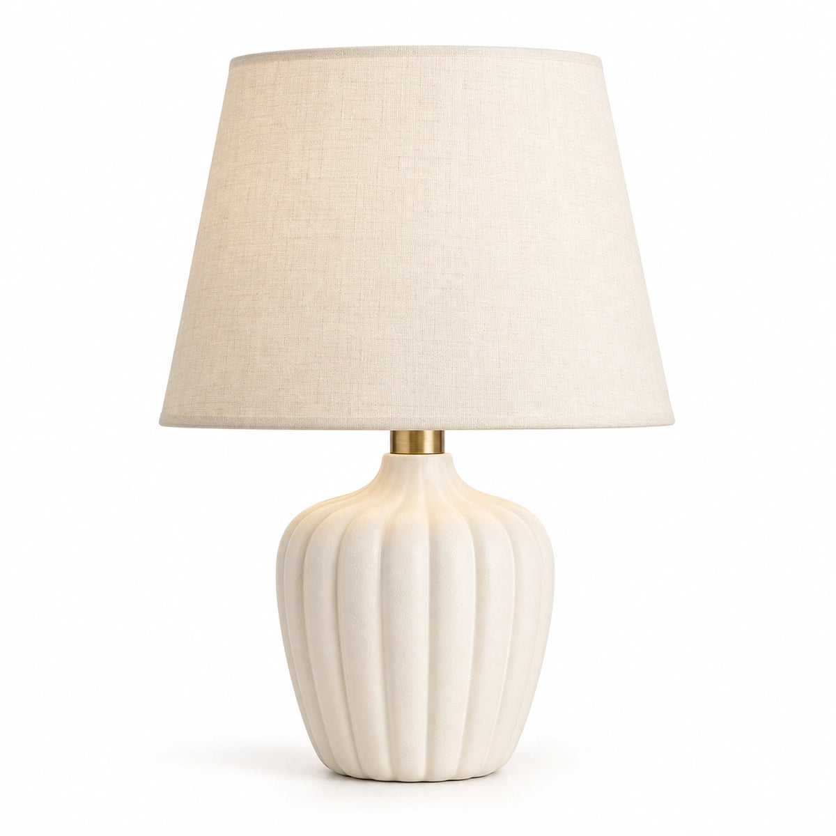 Luminária de mesa em cerâmica off-white com cúpula de linho sobre fundo branco
