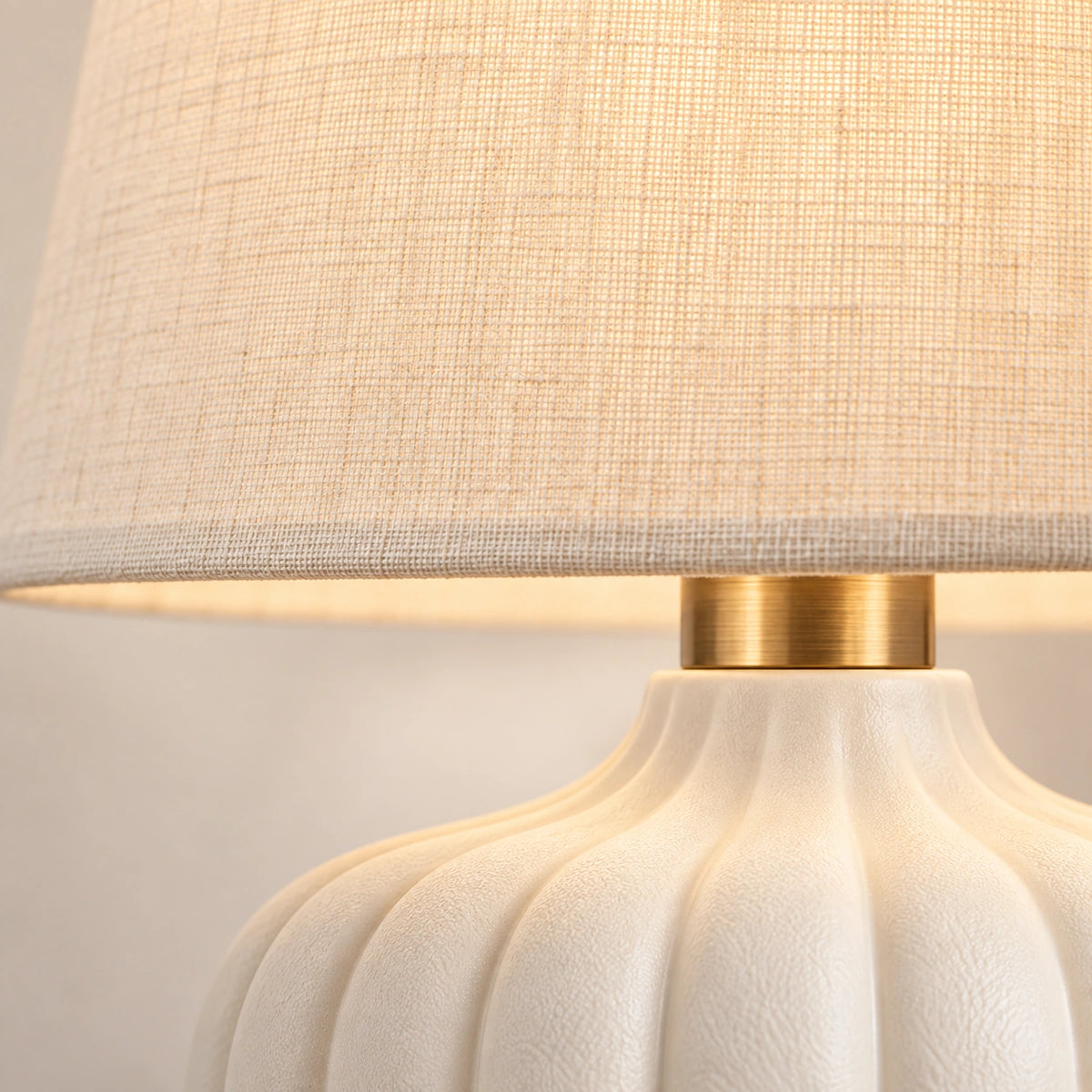 Detalhe da cúpula de linho texturizado da luminária de mesa
