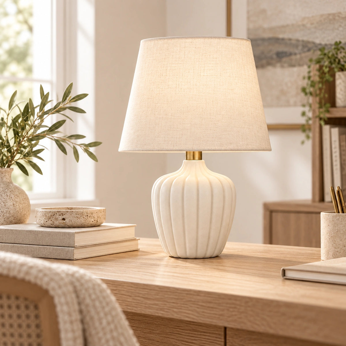 Luminária de mesa acesa em quarto aconchegante ao entardecer