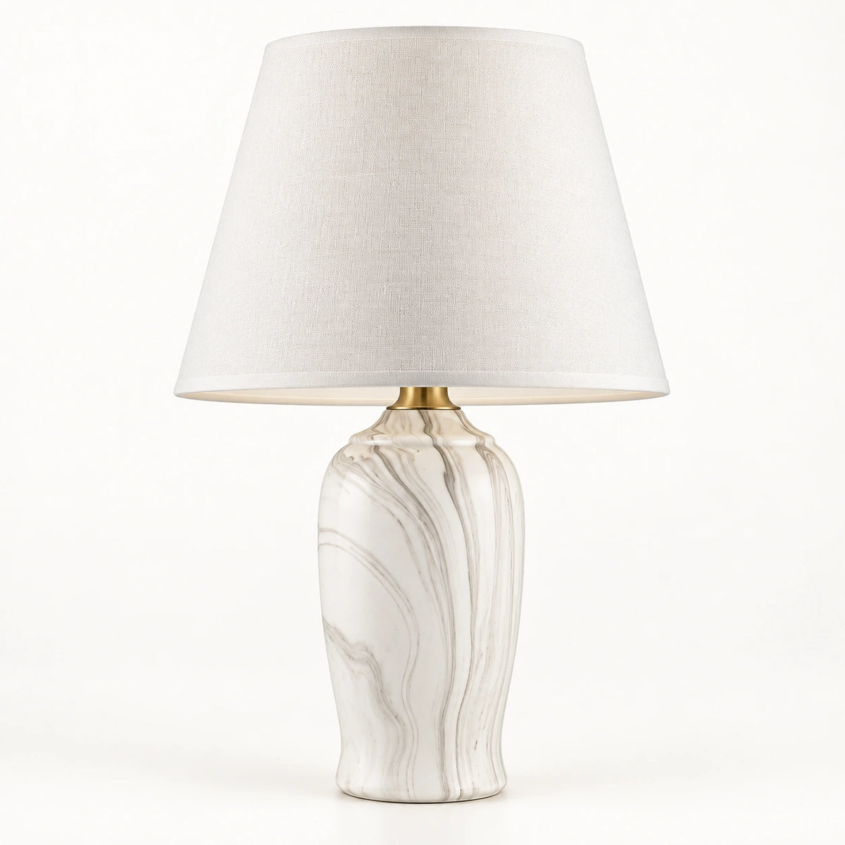 Luminária de mesa premium com base em cerâmica marmorizada e cúpula em linho sobre fundo branco