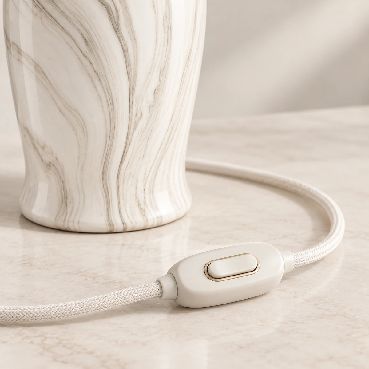 Detalhe do cabo têxtil e interruptor da luminária de mesa premium