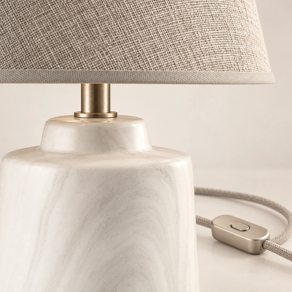 Detalhe do cabo têxtil e interruptor minimalista da luminária de mesa