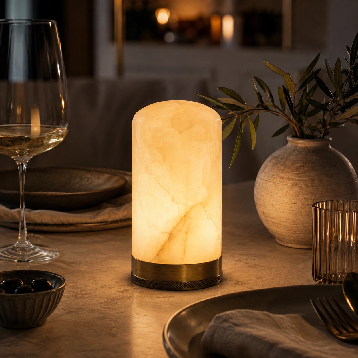 Luminária Éloise iluminando mesa de jantar com luz quente e acolhedora