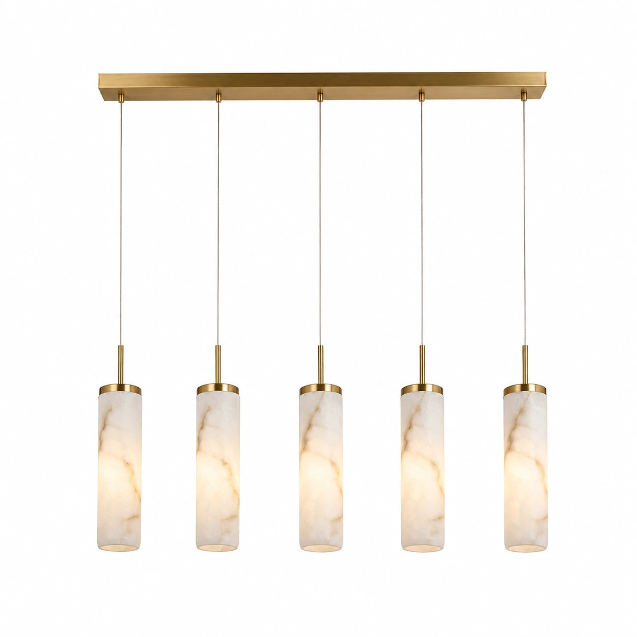 Lustre Linear Aurélia com cinco pendentes em alabastro e latão sobre fundo branco