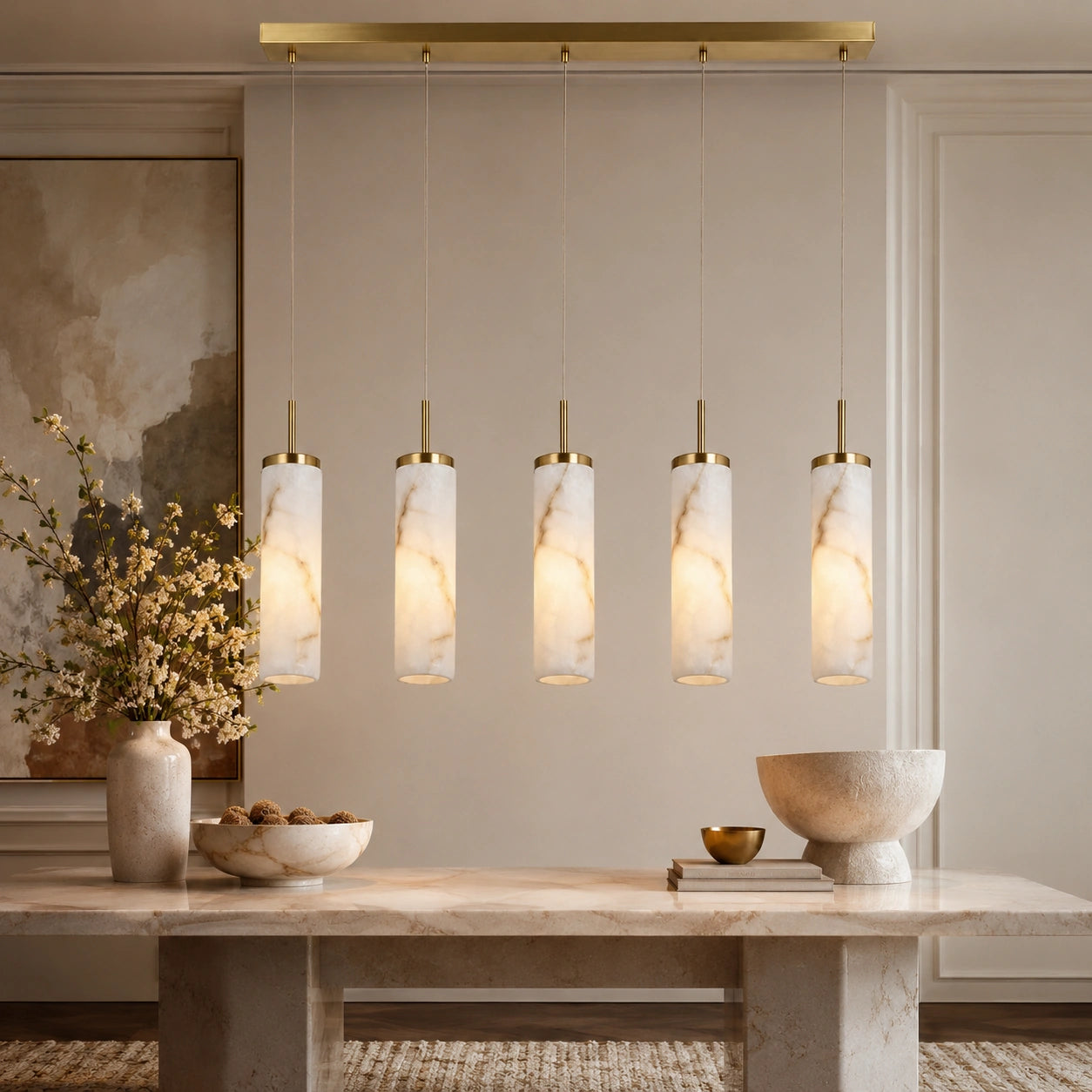 Lustre Linear Aurélia em composição editorial com mesa de pedra e decoração neutra