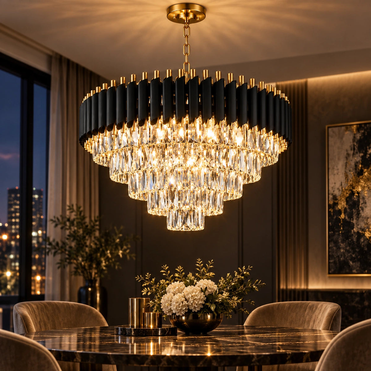 Lustre pendente de cristal K9 aceso sobre mesa de jantar com iluminação quente
