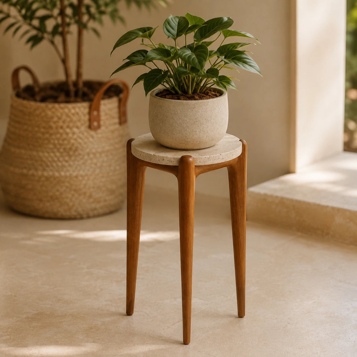 Suporte para Plantas Ayla em composição editorial Lorene com Cachepot Iara, pedra, madeira e vegetação natural