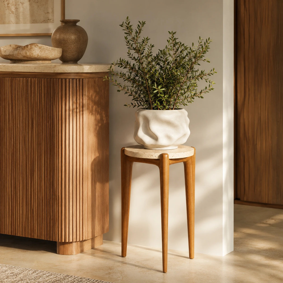 Suporte para Plantas Ayla em hall contemporâneo com madeira natural e decoração sofisticada