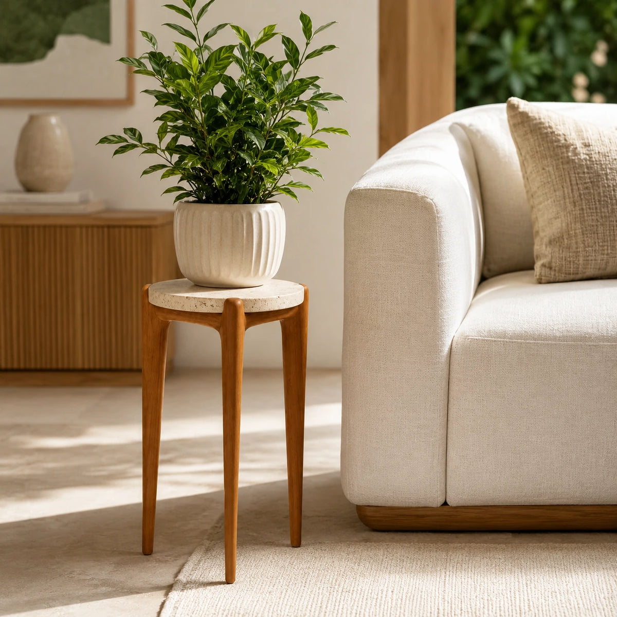 Suporte para Plantas Ayla com vaso e folhagem ao lado de sofá em sala de estar premium