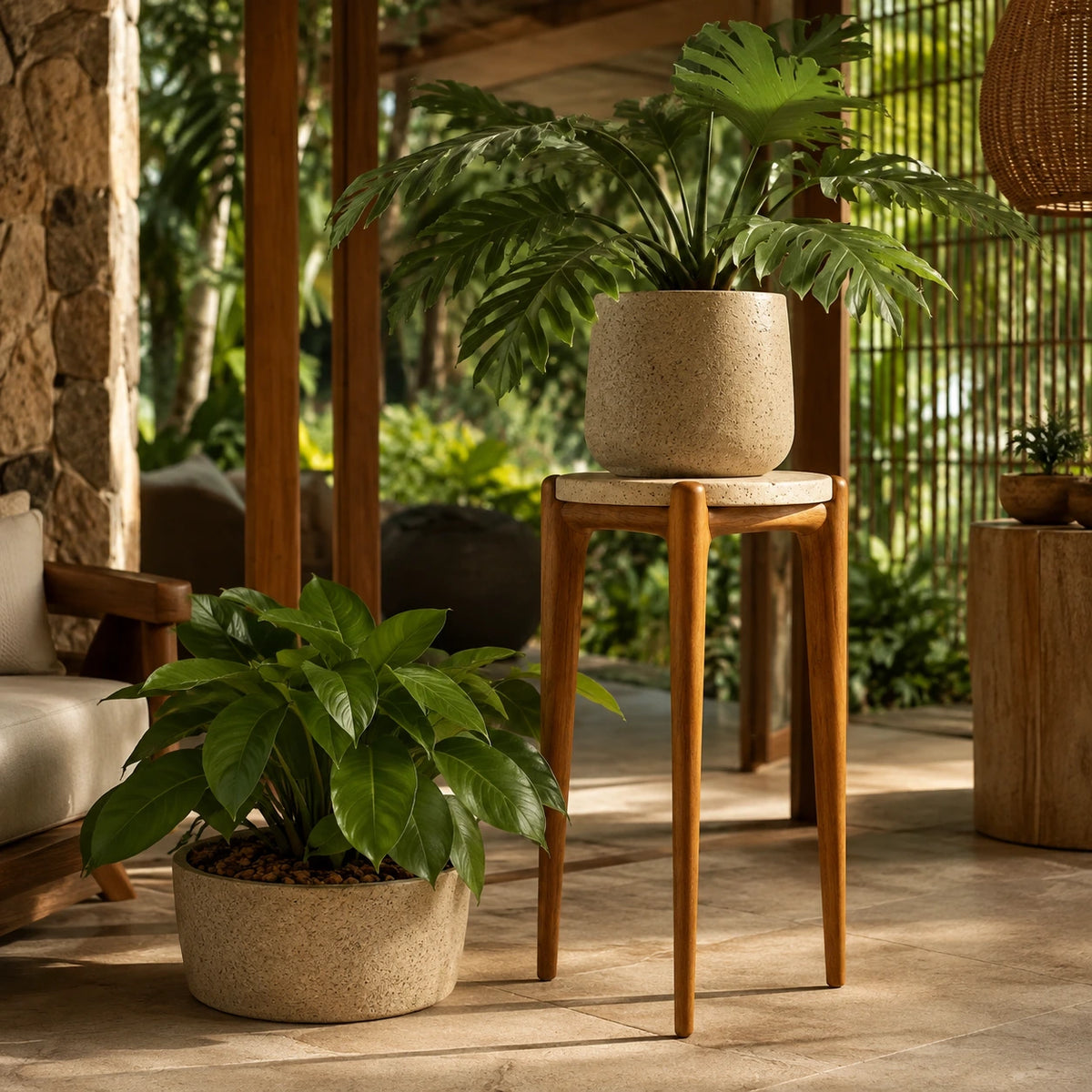 Suporte para Plantas Ayla com folhagens em varanda coberta com madeira, pedra e vegetação tropical