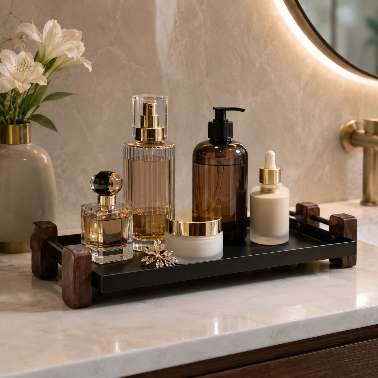 Organizador de Bancada Évora de um nível com perfumes e cosméticos em banheiro elegante