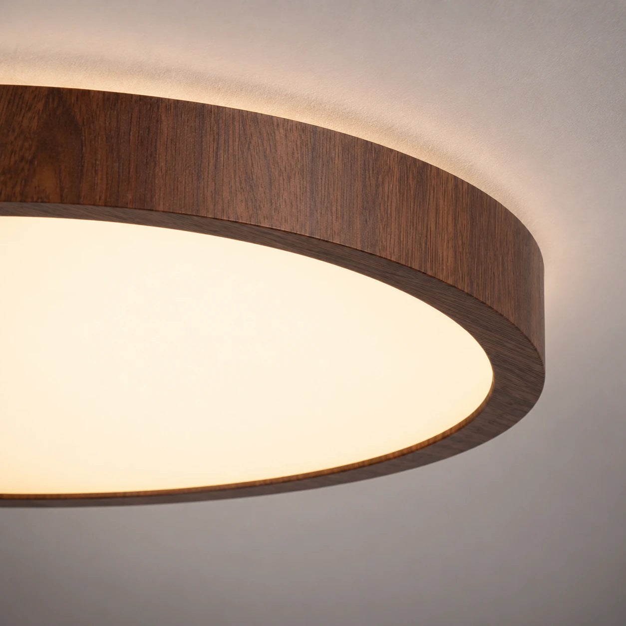 Detalhe do acabamento nogueira e da iluminação quente do Plafon LED Liora