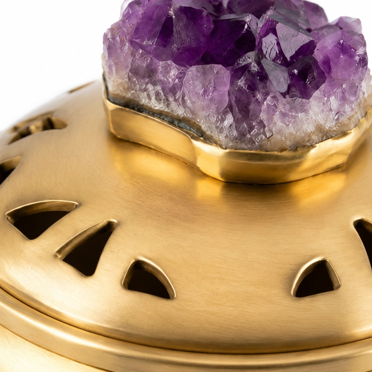 Detalhe da ametista natural e do acabamento em metal dourado do Porta-Incenso Sélène