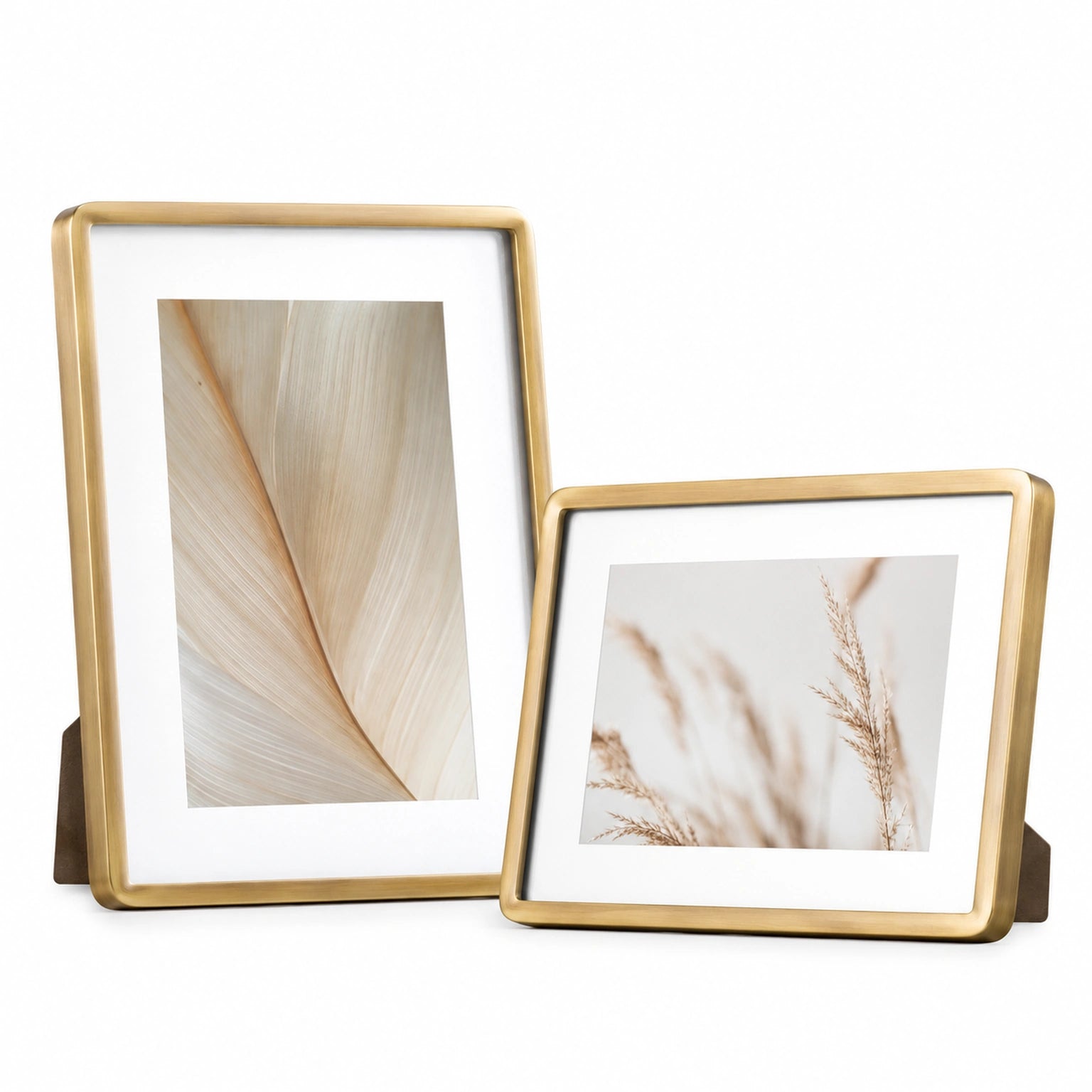 Conjunto de Porta-Retratos Cora em latão escovado com duas molduras sobre fundo branco