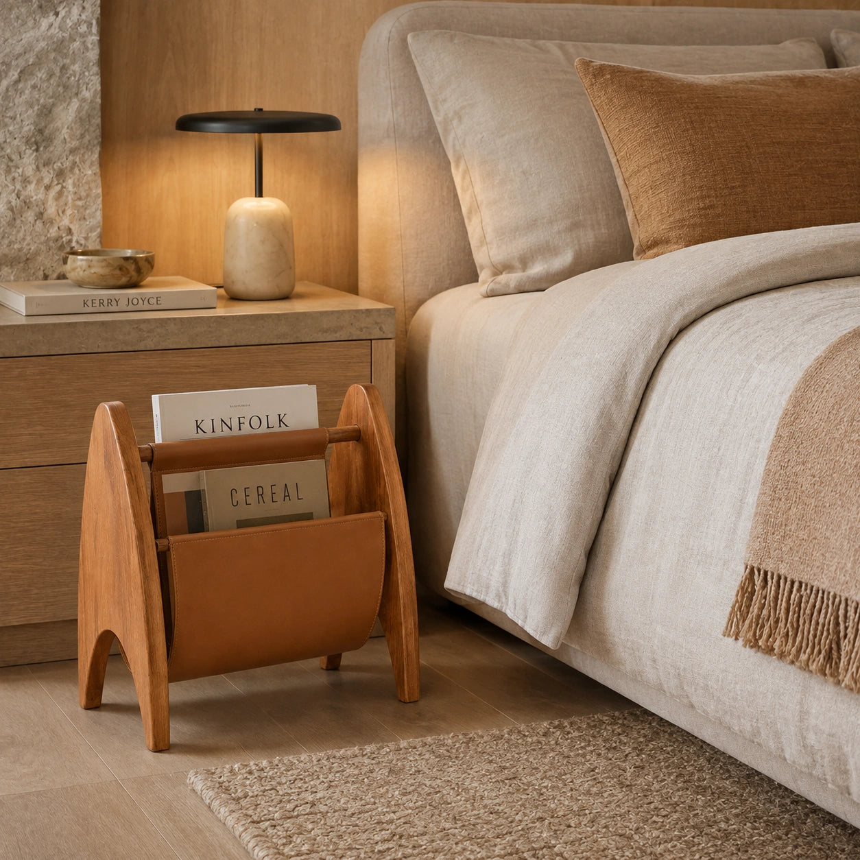 Porta-Revistas Maíra ao lado da cama em quarto sofisticado com tons neutros e luz suave