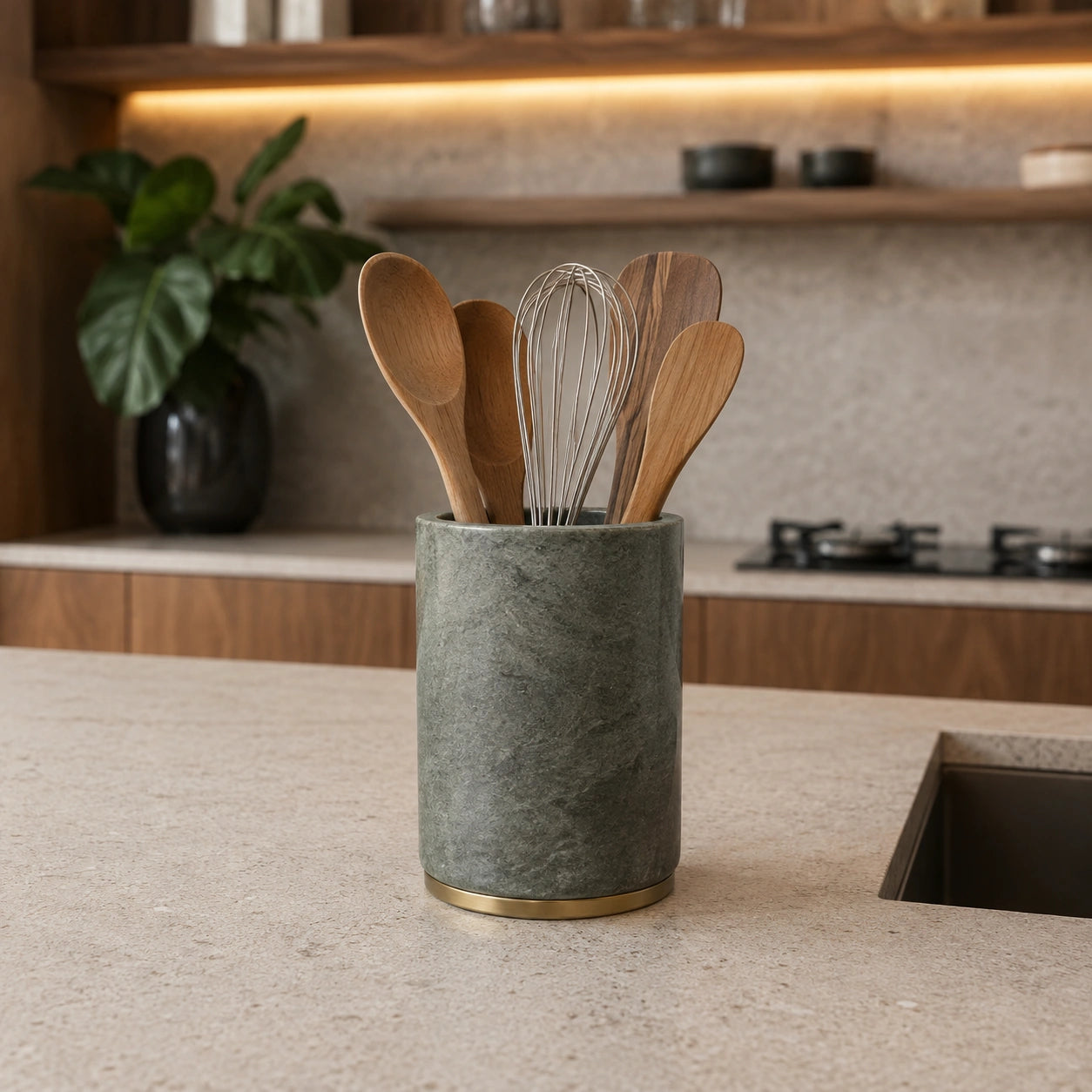 Porta-Utensílios Maíra em composição de cozinha contemporânea com pedra, madeira e tons naturais