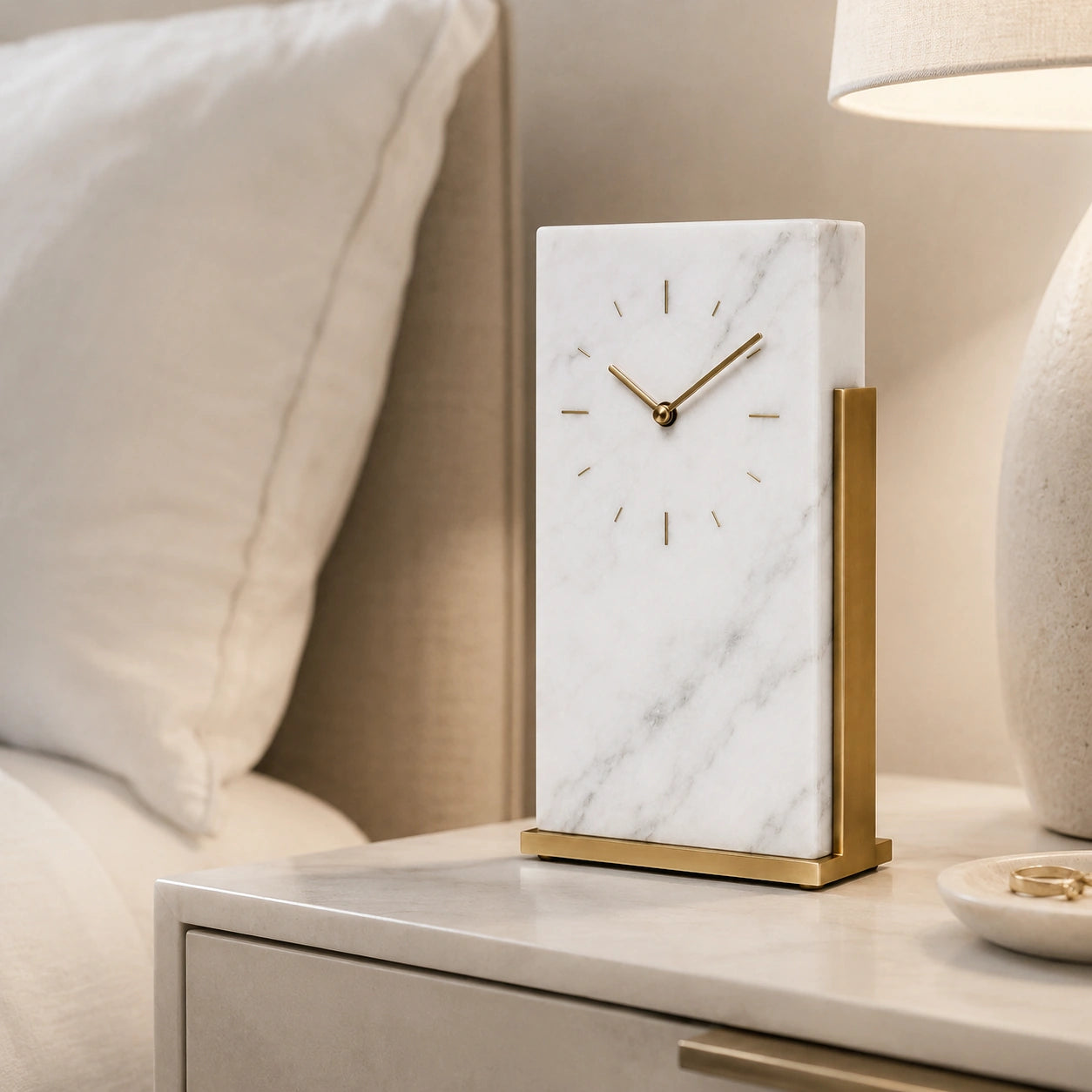 Relógio de Mesa Orsay em mesa de cabeceira com iluminação acolhedora
