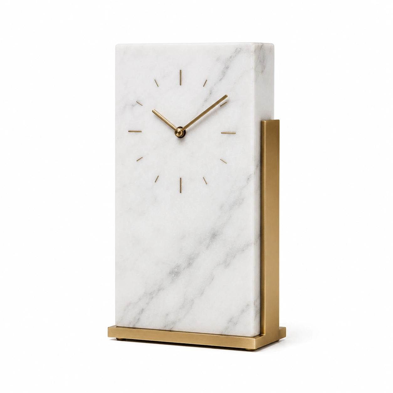 Relógio de Mesa Orsay em mármore branco e latão escovado sobre fundo branco