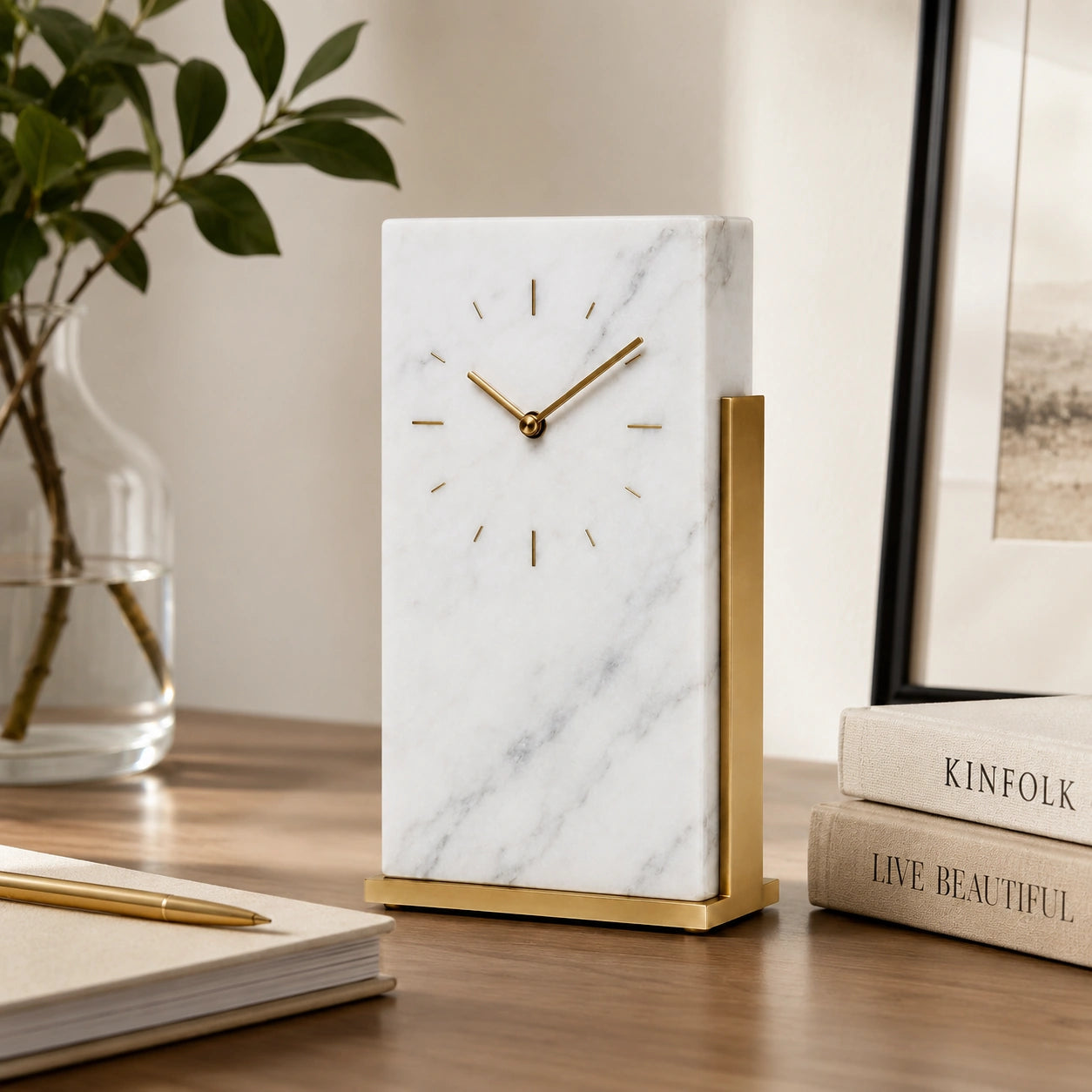 Relógio de Mesa Orsay sobre mesa de escritório com decoração minimalista
