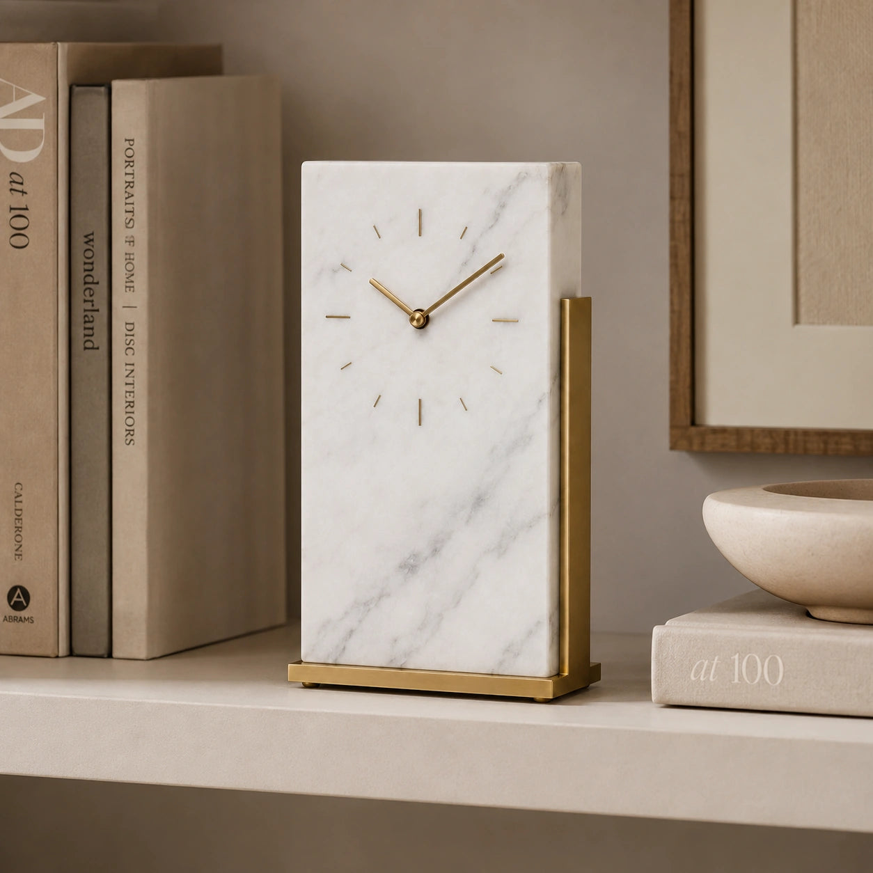 Relógio de Mesa Orsay decorando estante com livros e objetos em tons neutros