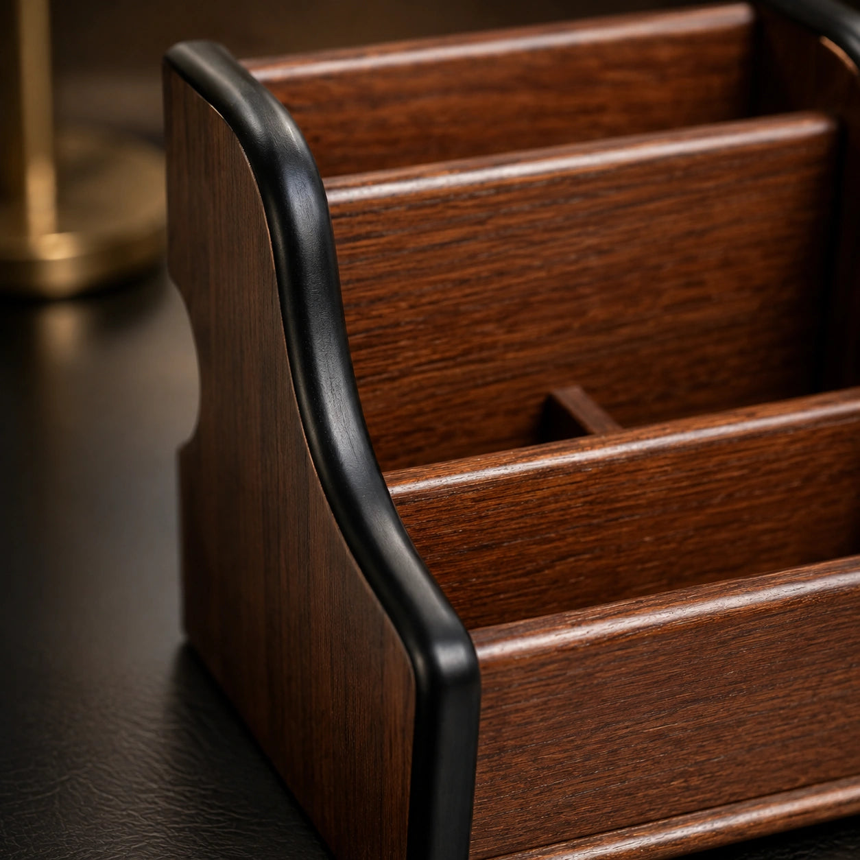 Detalhe do acabamento amadeirado e das bordas pretas do organizador de mesa