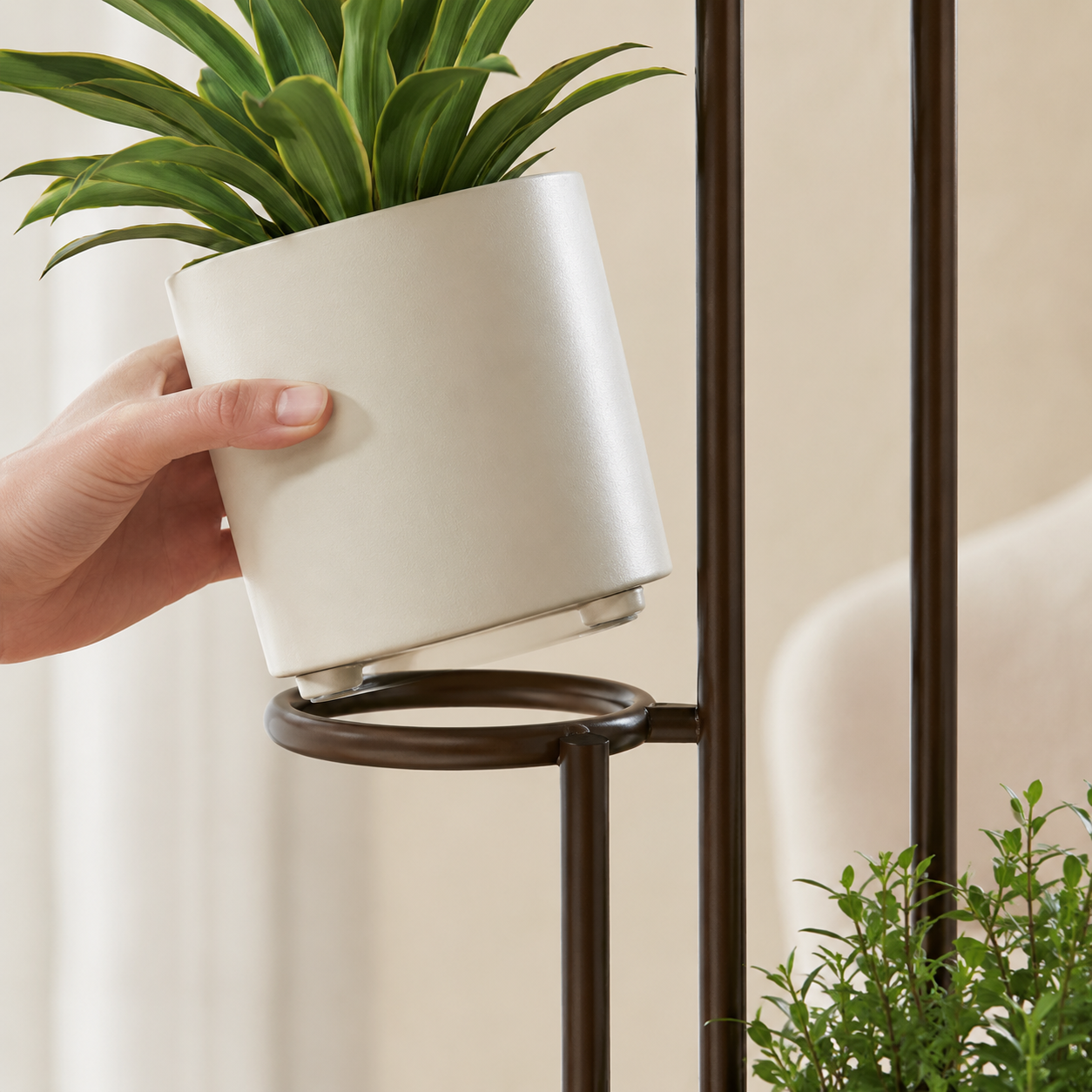 Detalhe do vaso removível no suporte vertical para plantas com estrutura metálica marrom