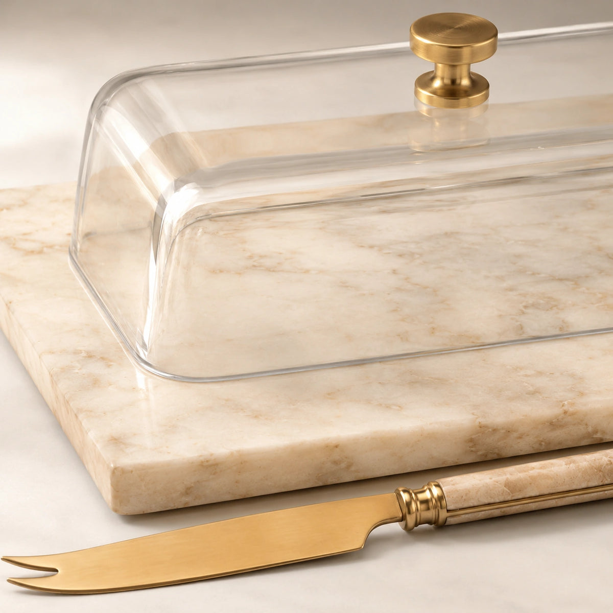 Detalhe do mármore, da espessura do vidro, do puxador e do acabamento dourado da Tábua Odette