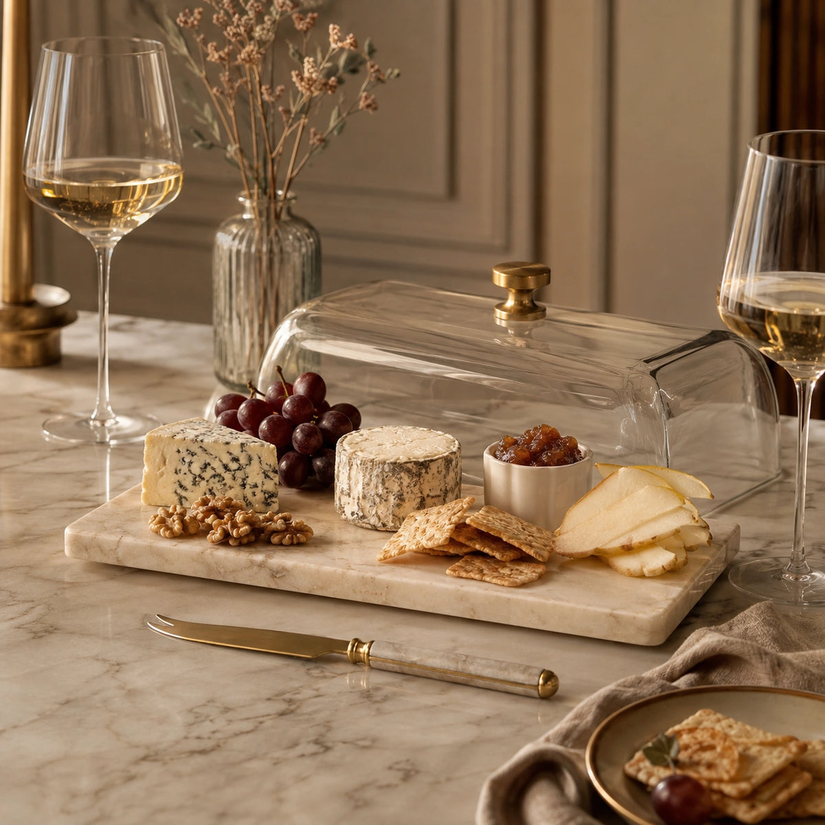 Tábua de Queijos Odette em mesa posta com vinho, queijos e aperitivos
