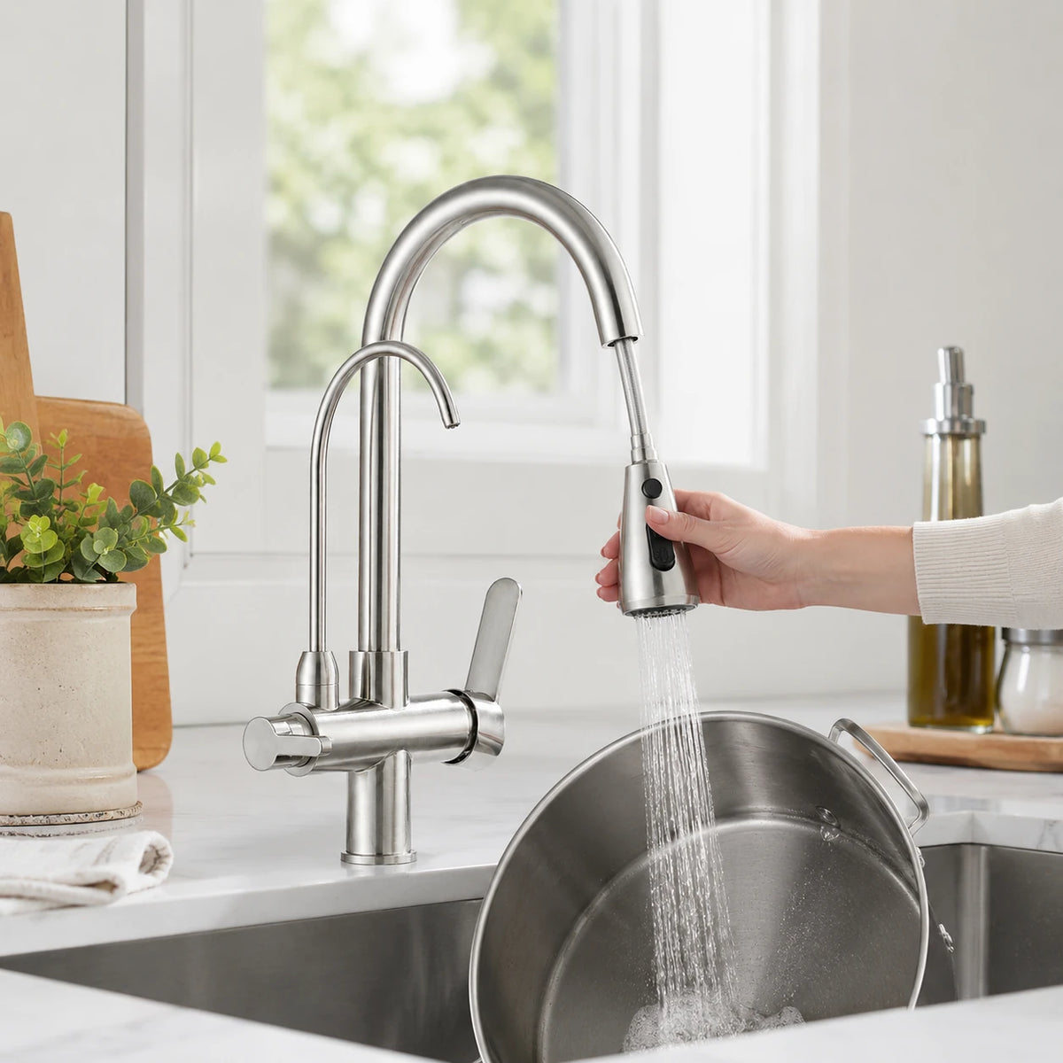 Pessoa enxaguando panela com a ducha extensível da Torneira Gourmet Élora