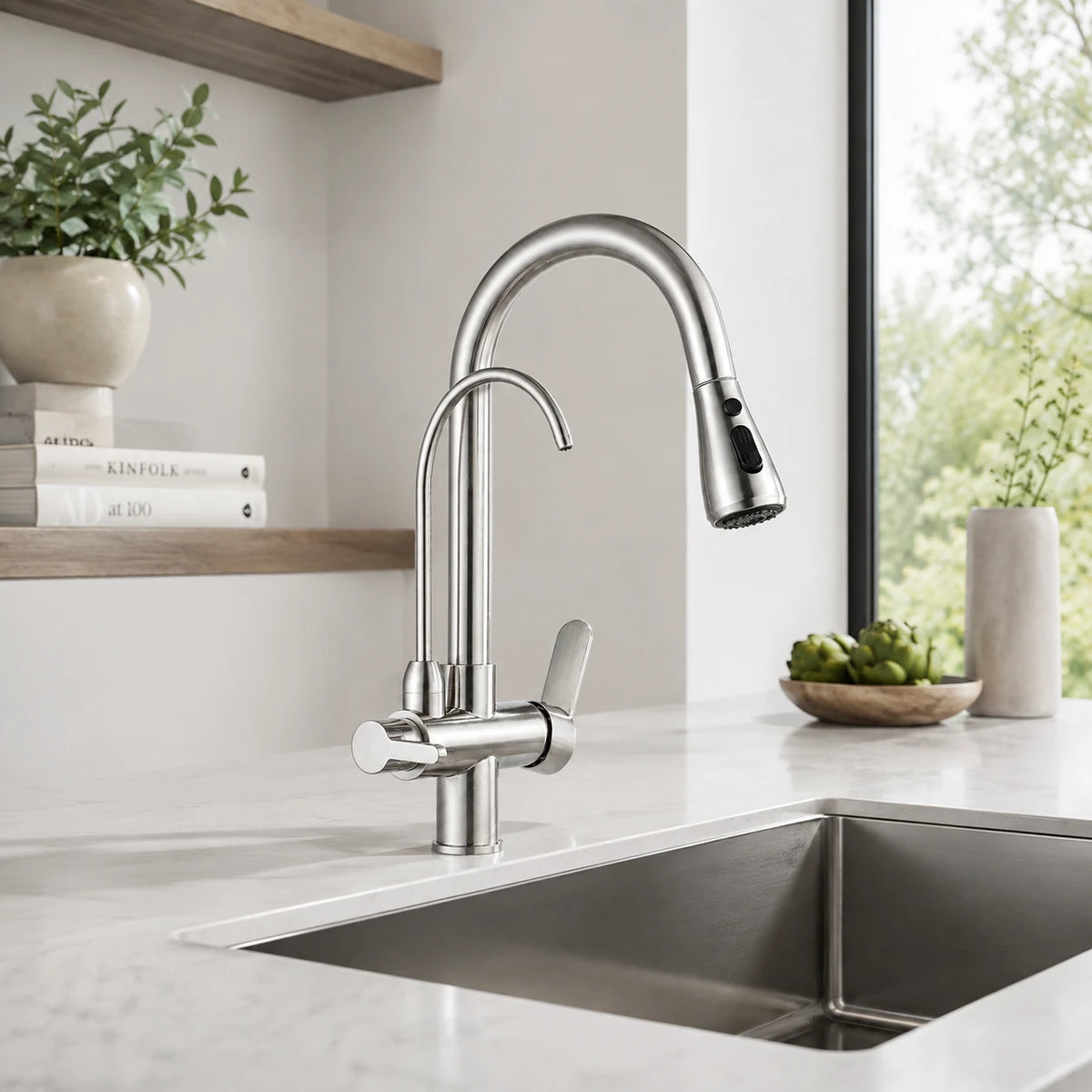 Torneira Gourmet Élora instalada em cozinha contemporânea com bancada clara e cuba de inox