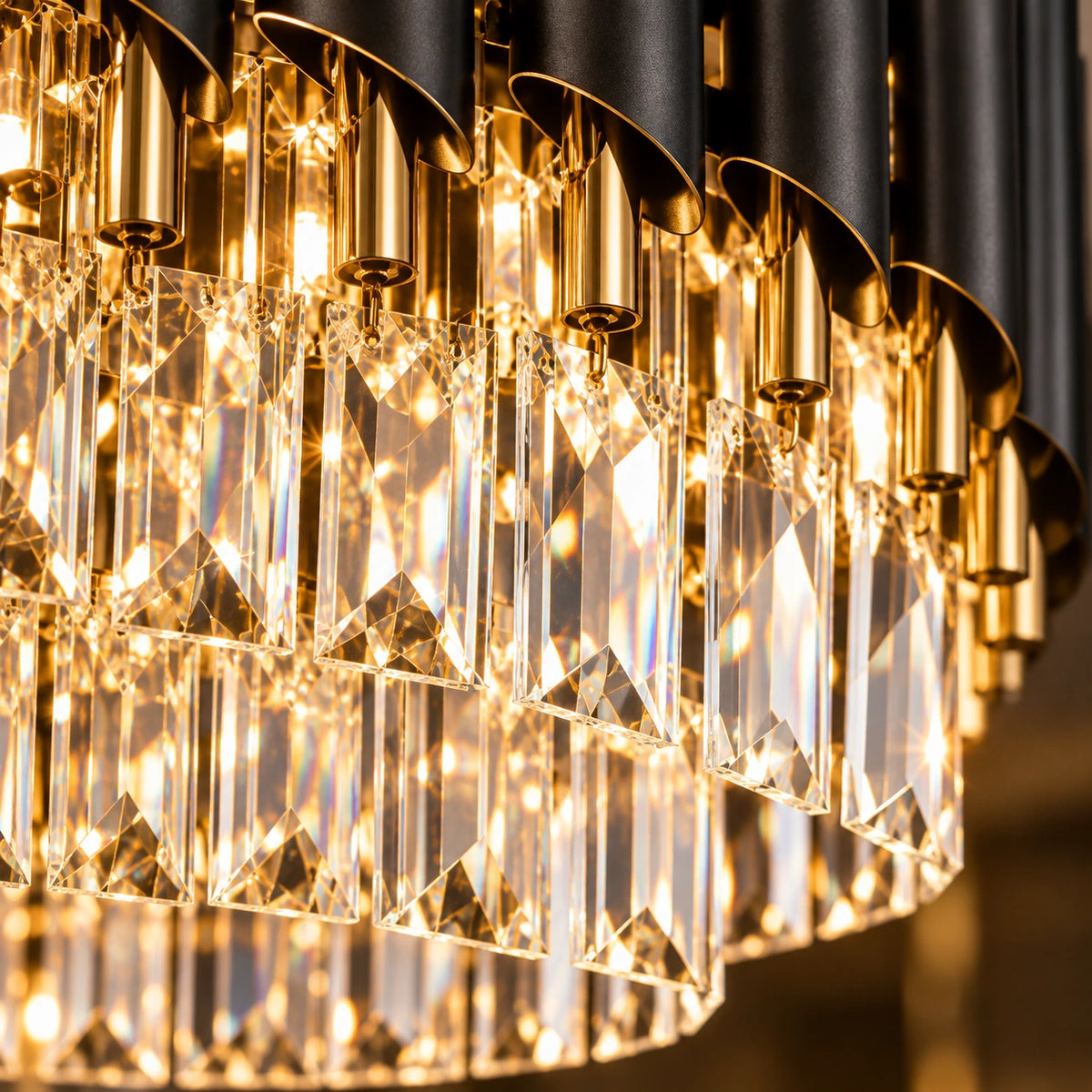 Detalhe dos cristais ópticos K9 do lustre linear com brilho e alta refração