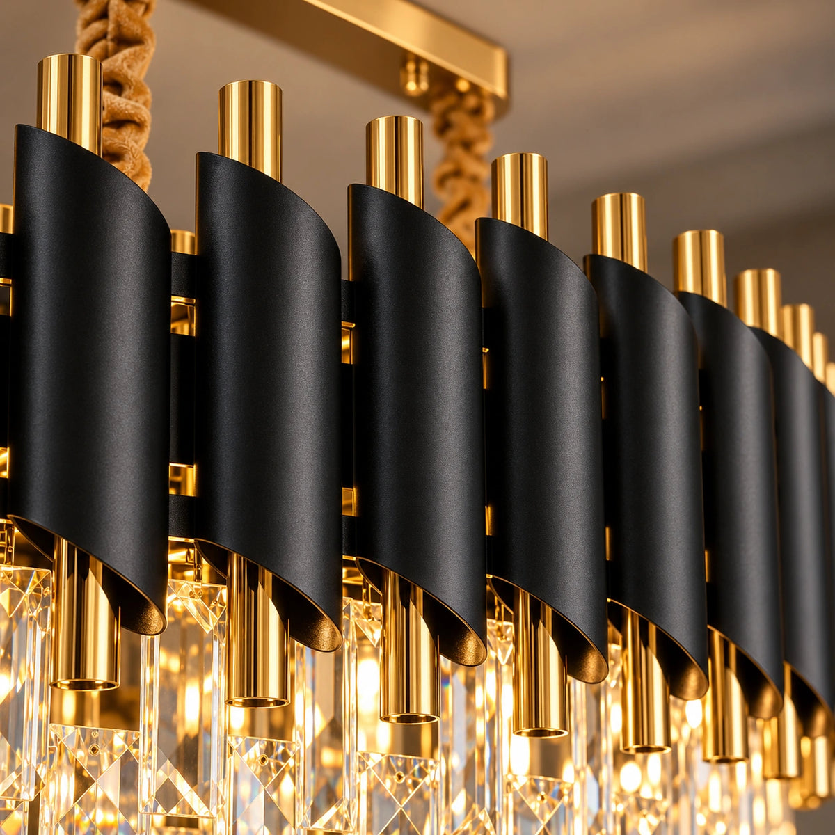 Detalhe da estrutura preta fosca com acabamento dourado do lustre linear premium