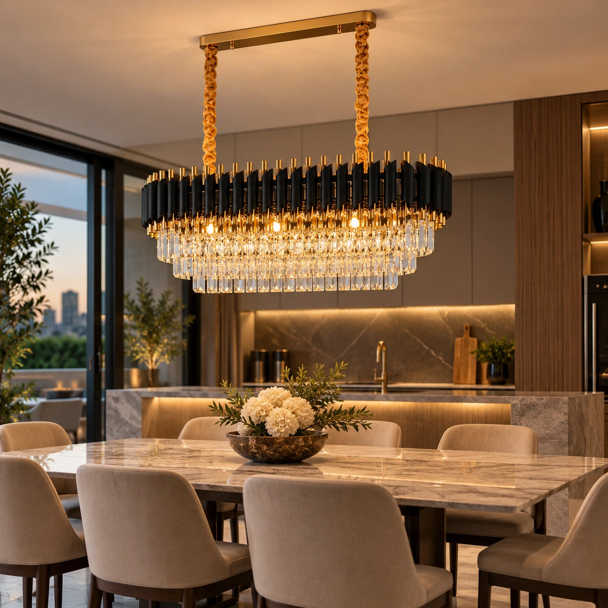 Lustre pendente linear de cristal em sala de jantar integrada com decoração contemporânea