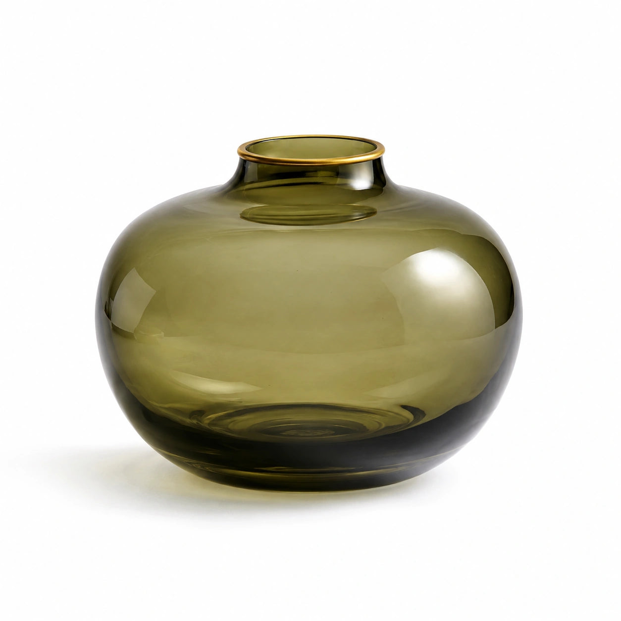 Vaso Aurore em vidro verde oliva com acabamento dourado sobre fundo branco