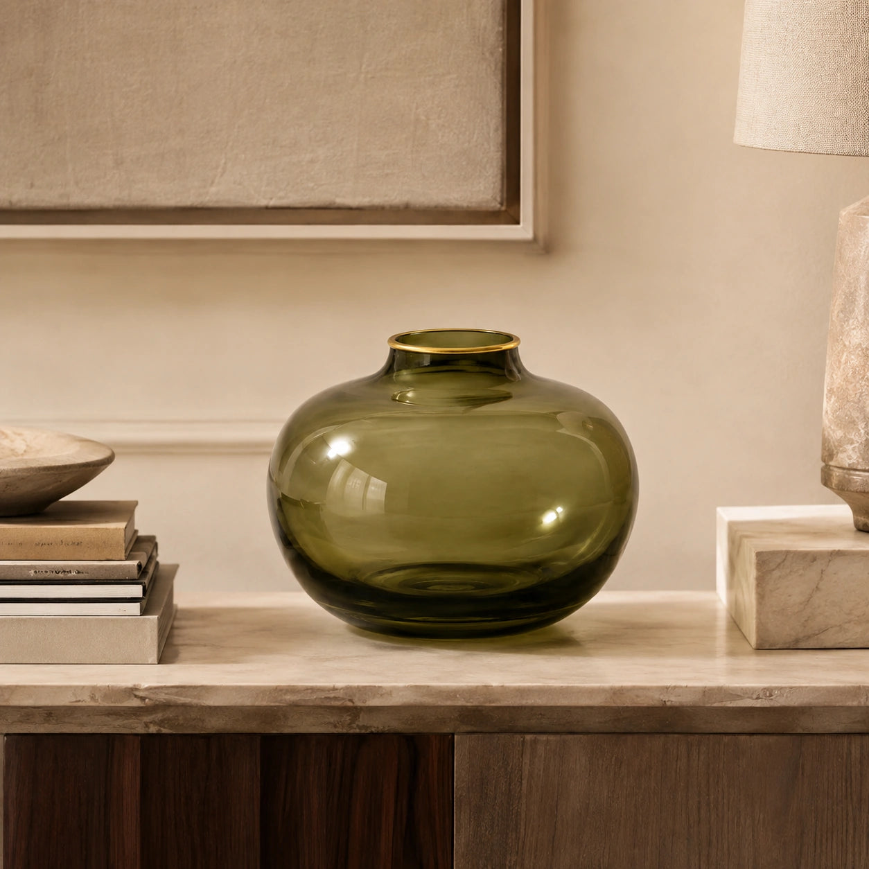 Vaso Aurore vazio sobre console em ambiente neutro e contemporâneo