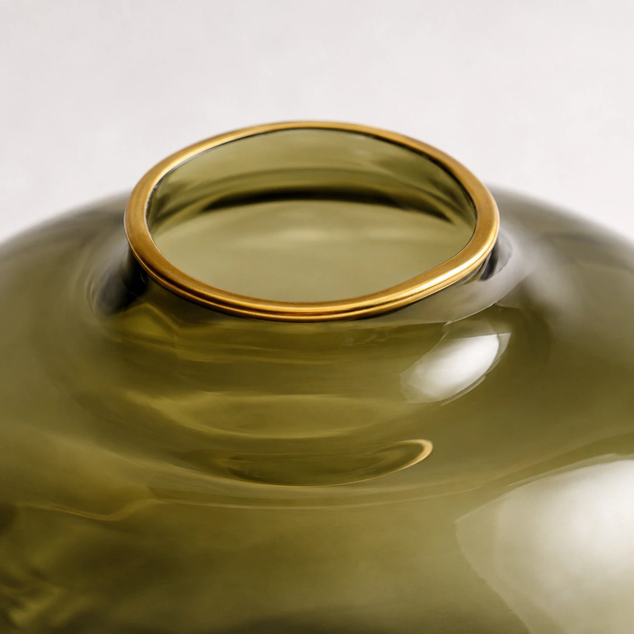Detalhe do vidro verde oliva e do acabamento dourado do Vaso Aurore