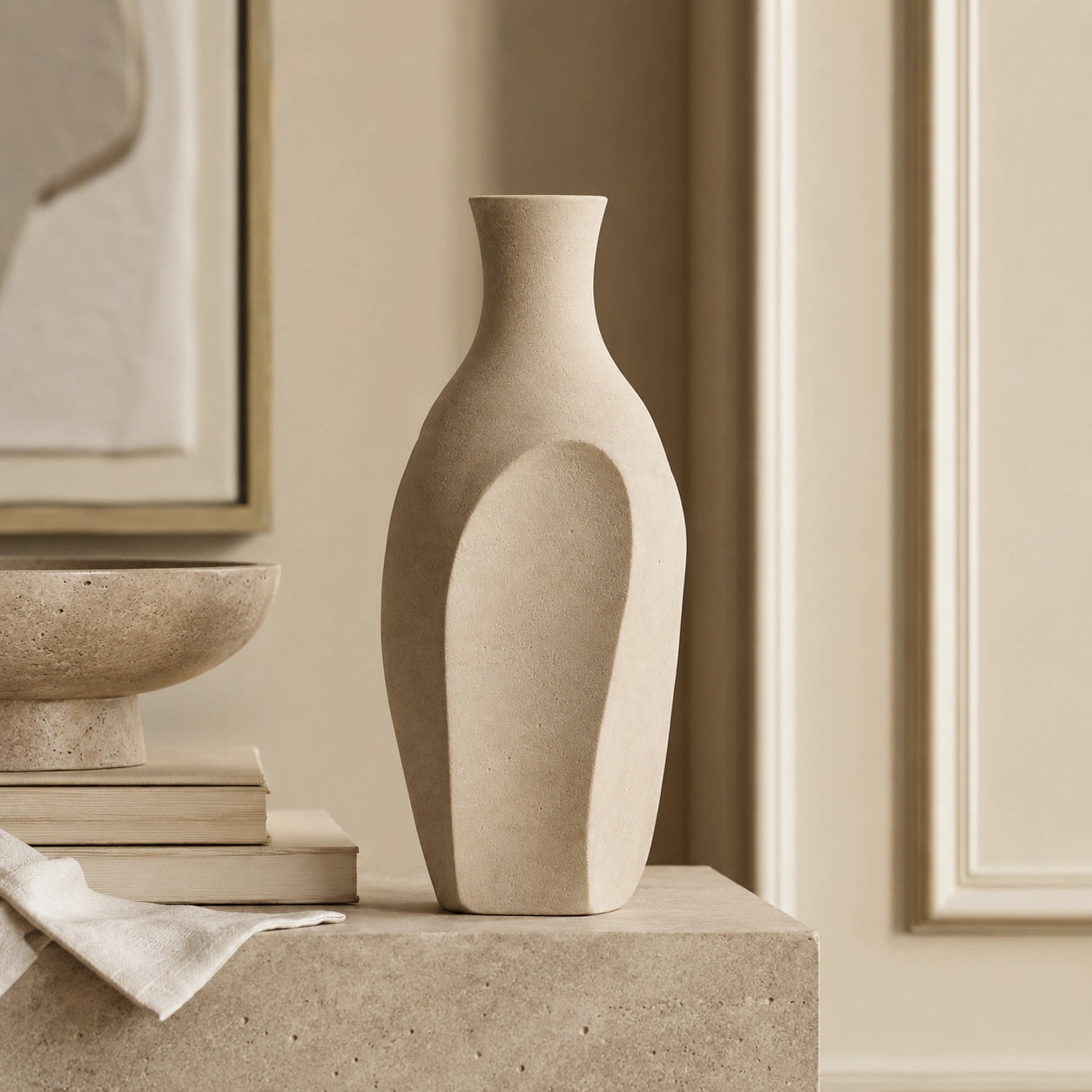 Vaso Siena em composição editorial com decoração neutra e materiais naturais