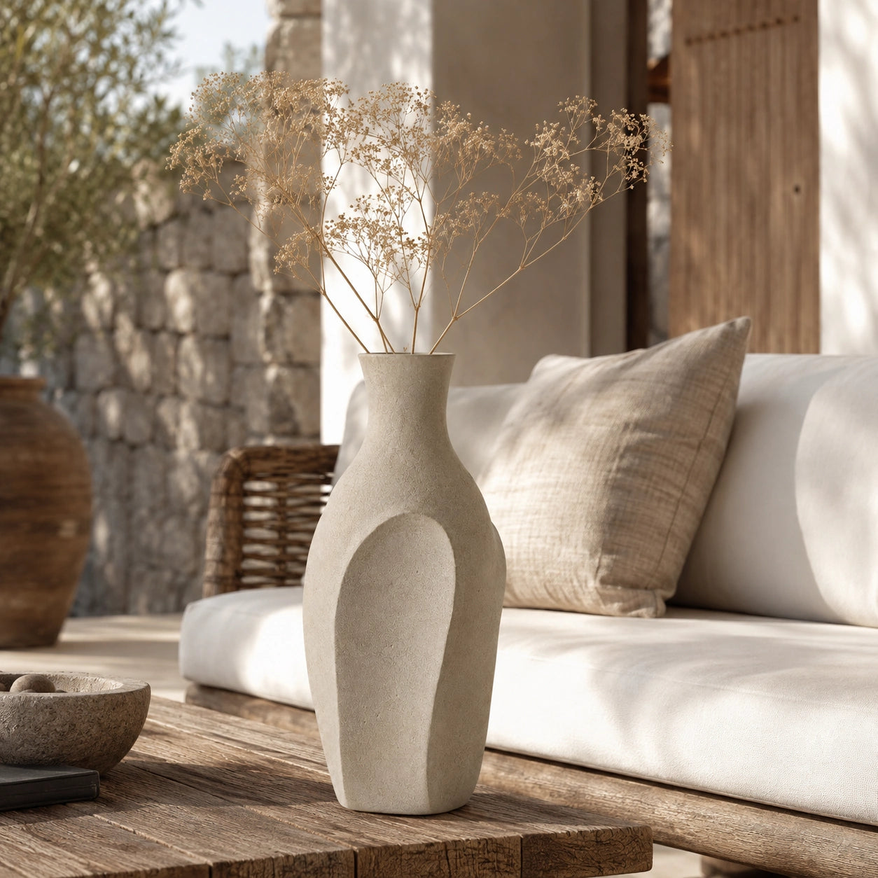 Vaso Siena com flores secas em varanda coberta de estilo mediterrâneo